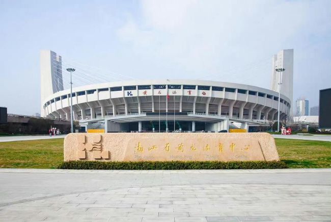 于是，他身形一怔，急忙转回头，陪着笑问道：叶大师......您还有什么吩咐？叶辰看着他，笑道：也不是什么要紧事儿，就是跟你打听个东西。